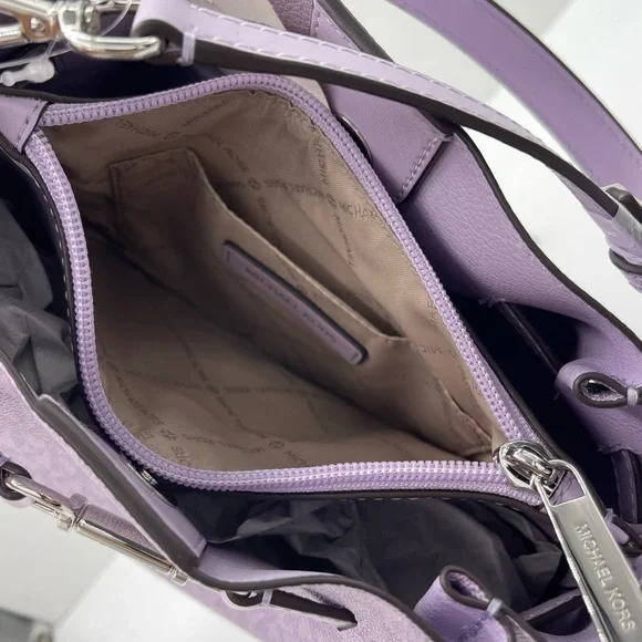 MICHAEL KORS Carson Md Logo Convertible Bucket Crossbody Shoulder
Lt Quartz
NWT - Picture 11 of 16